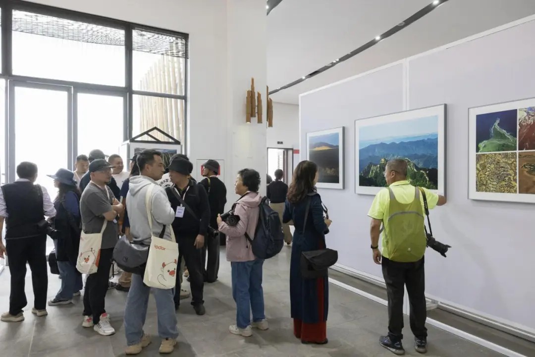 摄影展观众与展板尺度对标