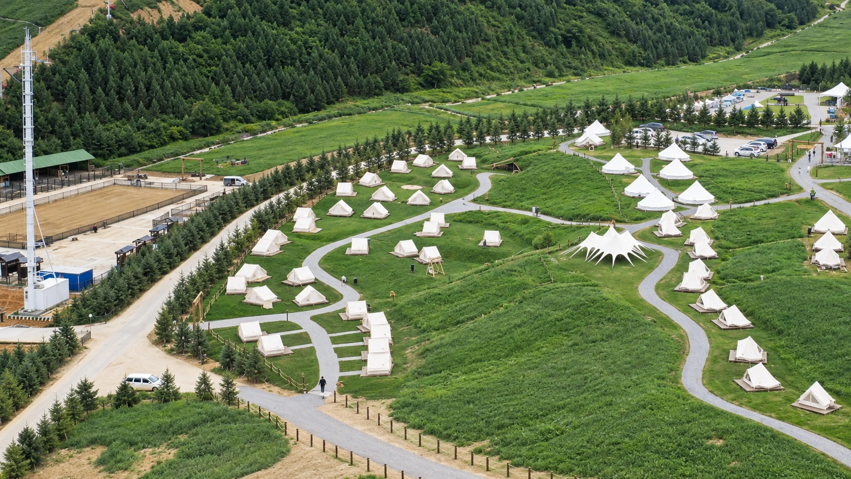 富龙营地实景资料的横版增强示意