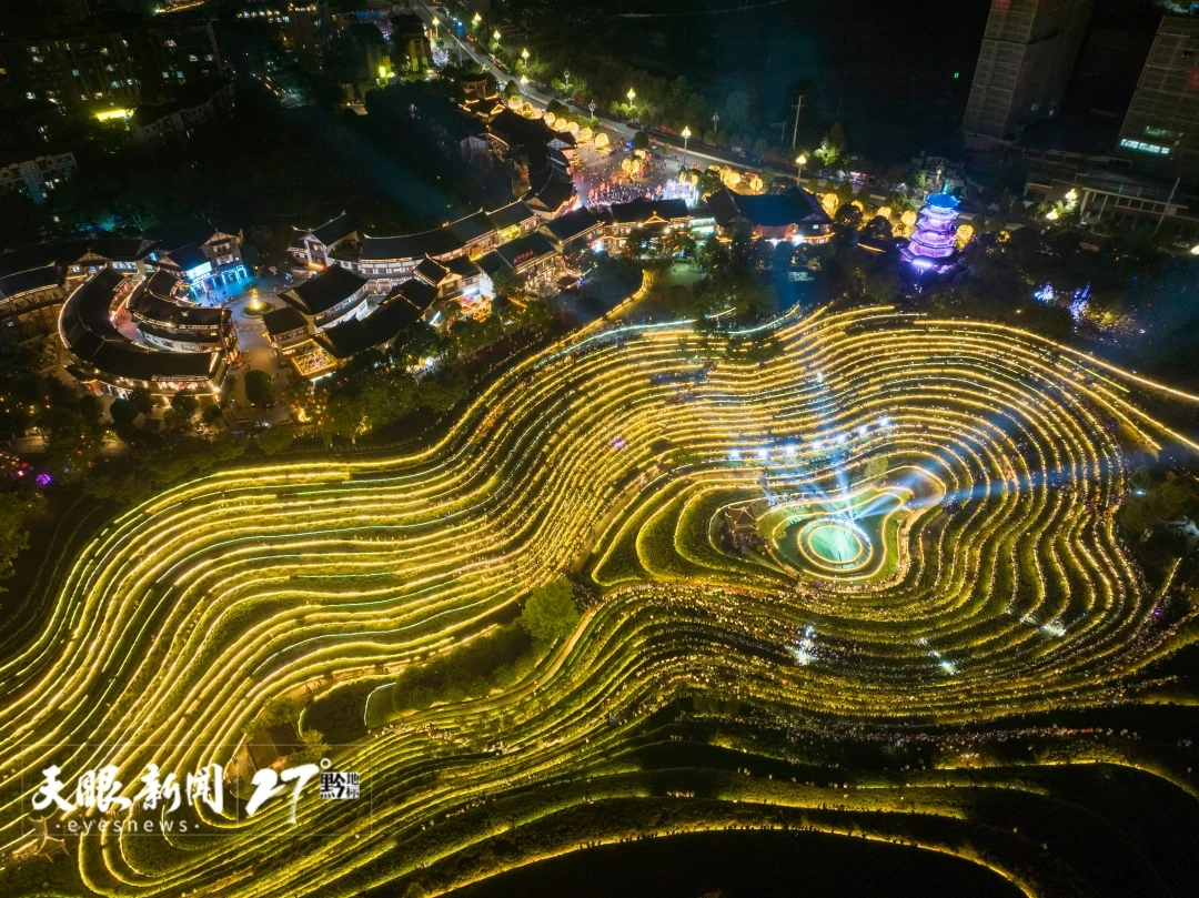 大地指纹音乐会真实现场：地形环绕的山野音乐会